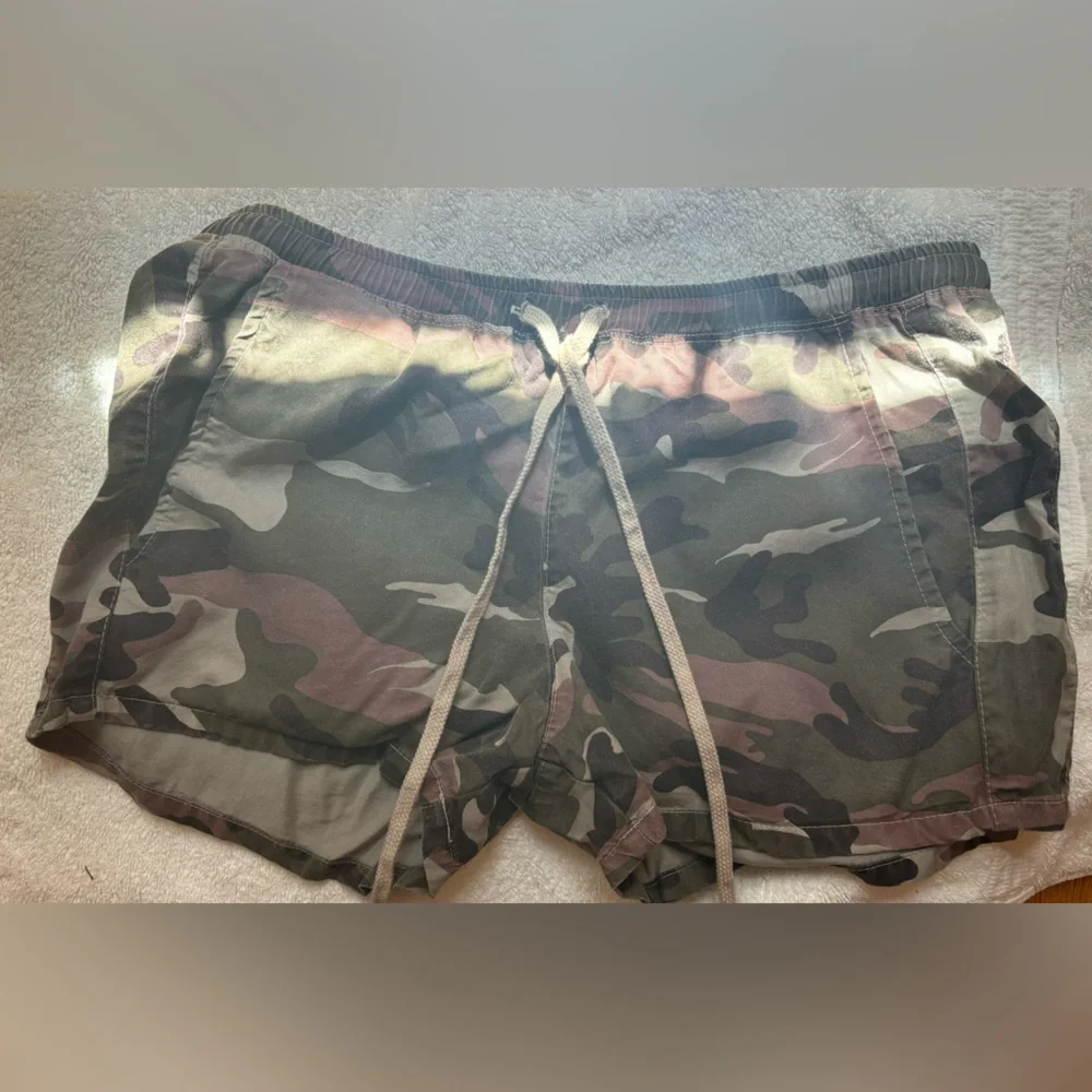 Small Camo Hard Tail Shorts- NWT - Picture 1 of 2